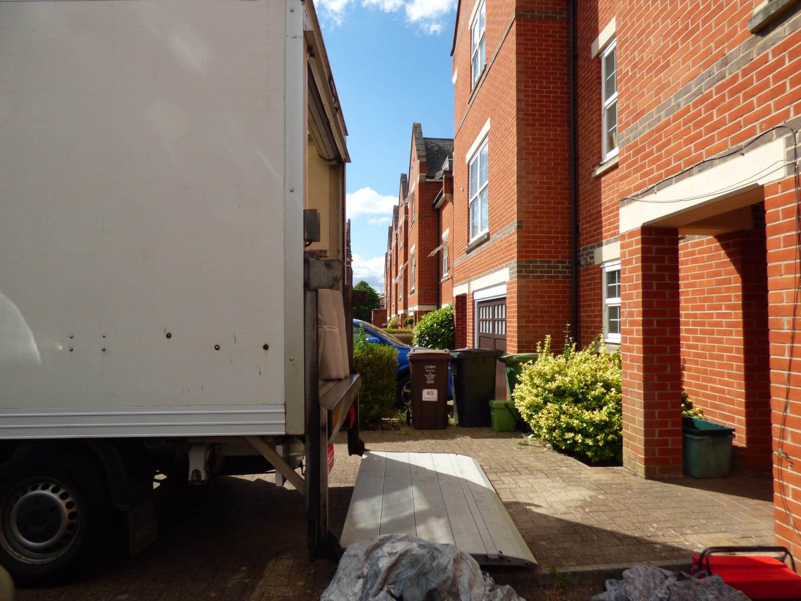 What Happens on Completion Day in the UK: An Hour-by-Hour Removals Timeline